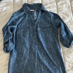 New York & Company Blue Floral Button-Up Top